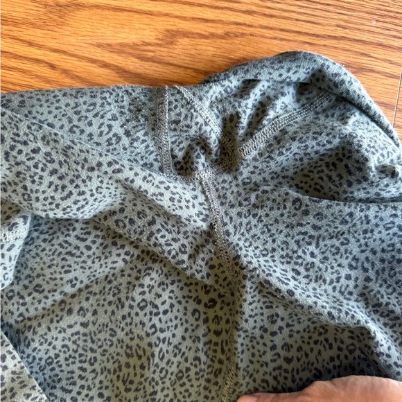 Tell gear legging minor pilling see picture please ask questions - Picture 2 of 3